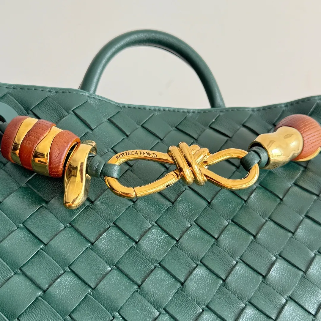 The new Andiamo batch of 3060 BV is shipped‼ ️The classic intercciato weaving process is used to create a soft bag, the metal knot is made of micro-cast aluminum using jewelry technology🪢, and the decorative beads are made of metal and hand-polished oak, allowing you to jump repeatedly between elegance and fun💃, making it unpredictable. Classic and versatile, it shows off your temperament, and the bag has a large capacity, making it very convenient for daily commuting! It has a variety of carrying methods, the shoulder straps can be adjusted by yourself, the original lambskin feels soft and delicate, and the unisex style breaks gender boundaries and brings a more practical and long-lasting use experience. The Andiamo, which has both elegant and casual styles, perfectly interprets the "fashionable old money style". Style No.: 743568+Wood Hardware Color: Emerald Size: 25*22*10.5cm